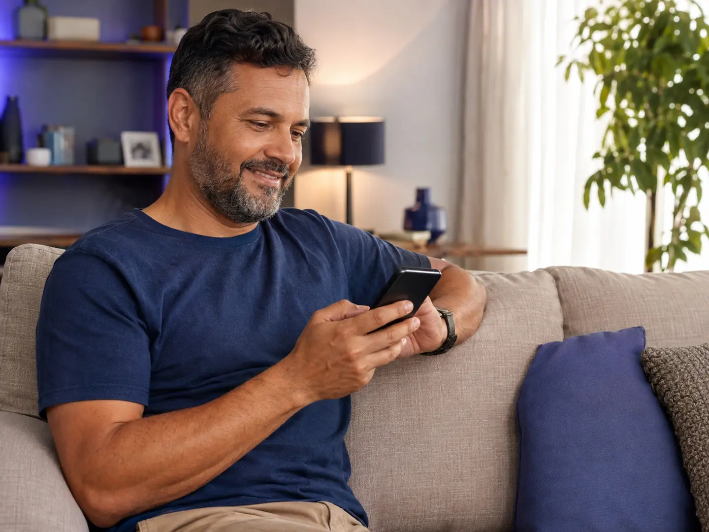 Cliente adulto usando o celular para acessar os serviços da DeltaNet